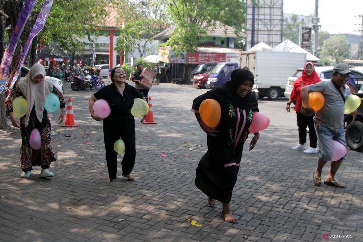 Lomba untuk rayakan HUT RI di pasar