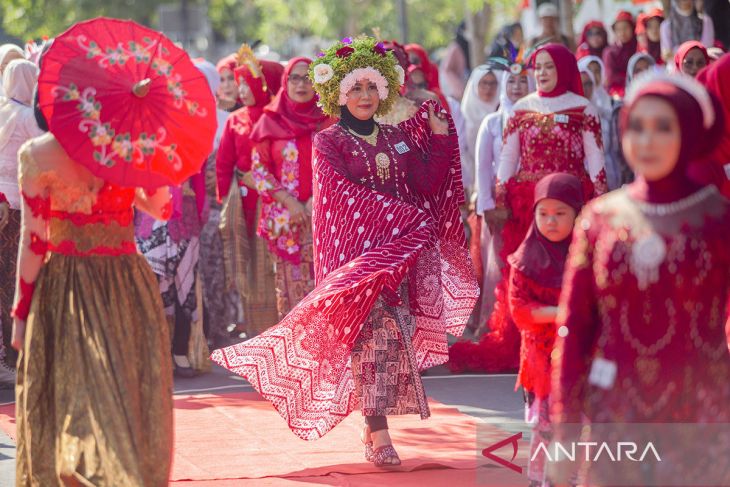 Parade Kebaya Merah Putih