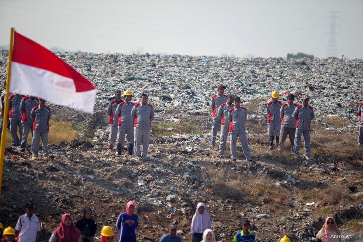 Upacara HUT RI di TPA Jabon Sidoarjo