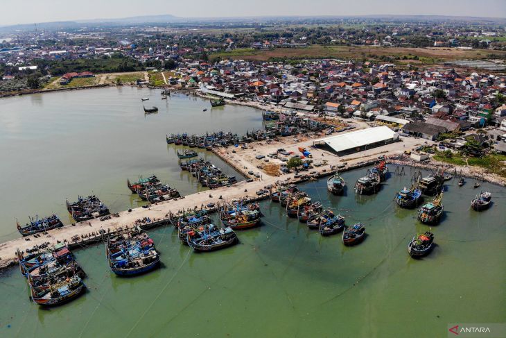 Foto udara nelayan libur melaut di hari kemerdekaan RI