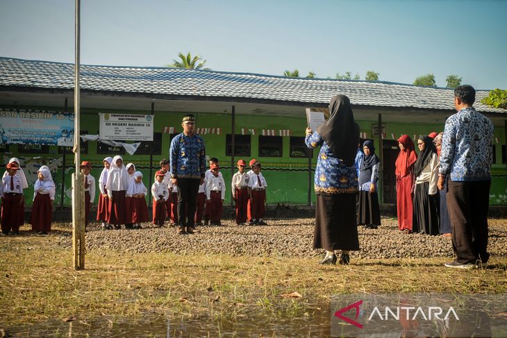 SDN Basirih 10 Banjarmasin upacara HUT ke-79 RI