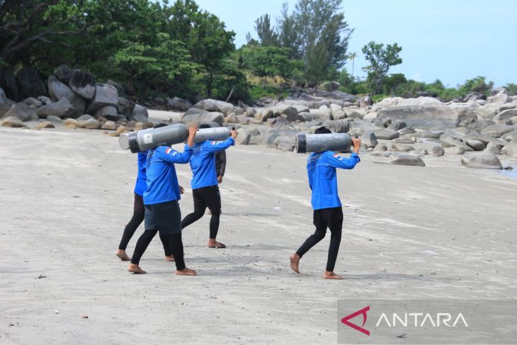 ANTARA-UBB kibarkan bendera merah putih di dasar laut Pulau Putri