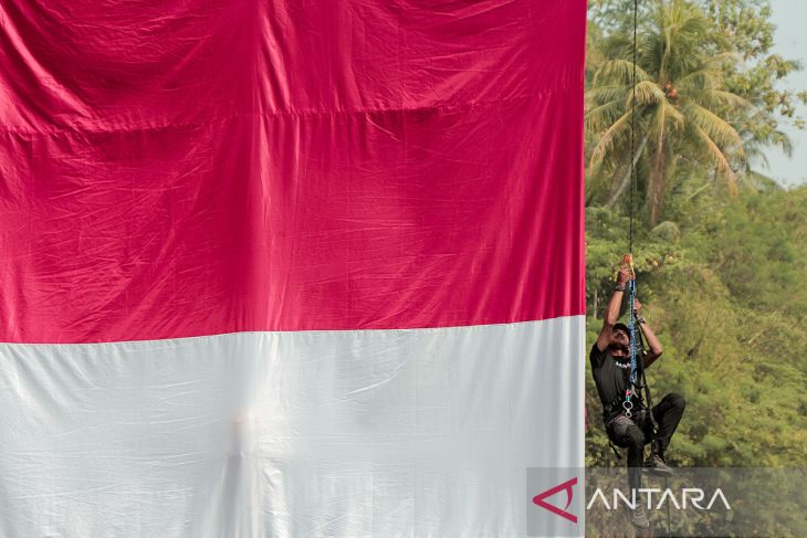 Pembentangan bendera Merah Putih di Sungai Cimandiri Sukabumi