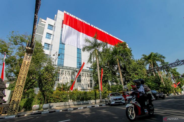 Bendera Merah Putih raksasa di gedung Pemkab Bojonegoro