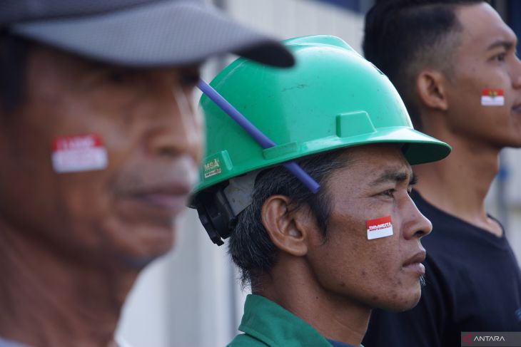 Upacara bendera petugas kebersihan di Jombang