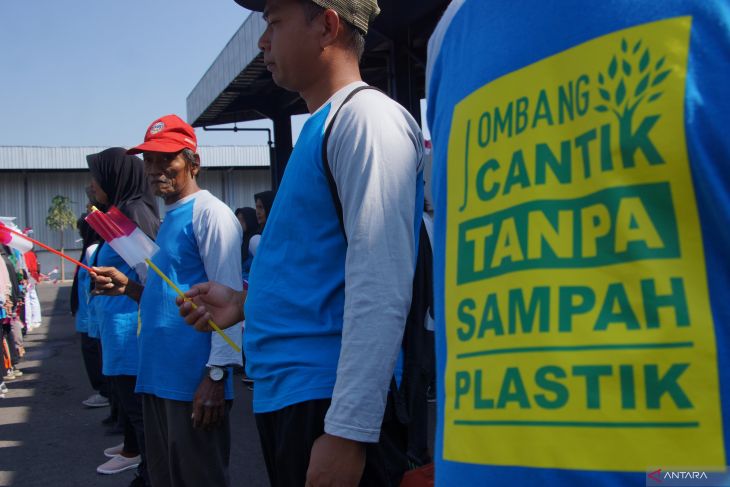 Upacara bendera petugas kebersihan di Jombang