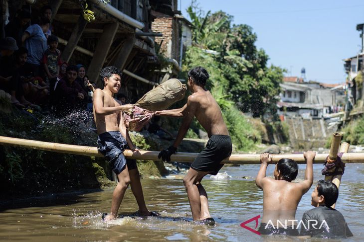 Lomba kerakyatan area sungai di Bandung