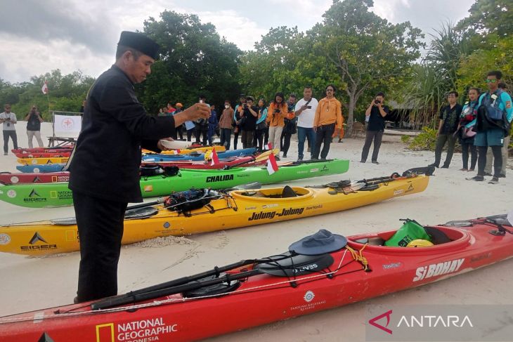 Melihat prosesi adat sebelum keberangkatan pedayung mengelilingi Pulau Belitung