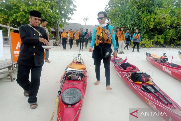 Melihat prosesi adat sebelum keberangkatan pedayung mengelilingi Pulau Belitung