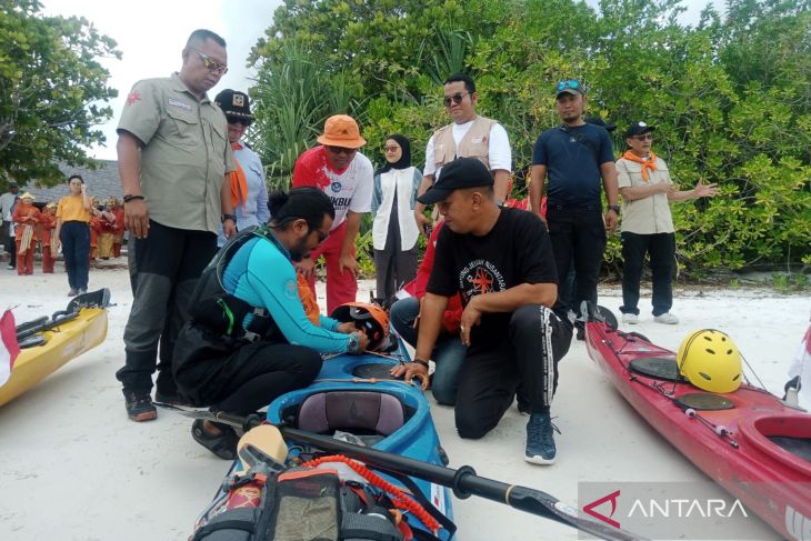 Melihat prosesi adat sebelum keberangkatan pedayung mengelilingi Pulau Belitung