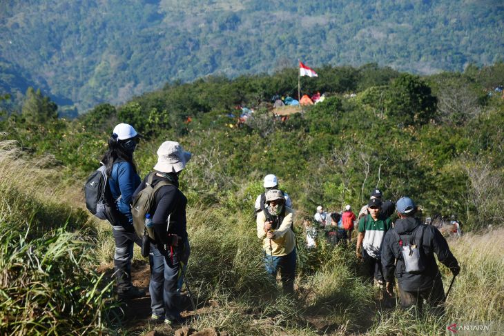 Pendakian Gunung Penanggungan saat HUT RI