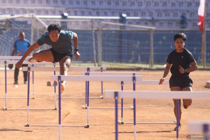 Latihan atlet lari gawang menjelang PON