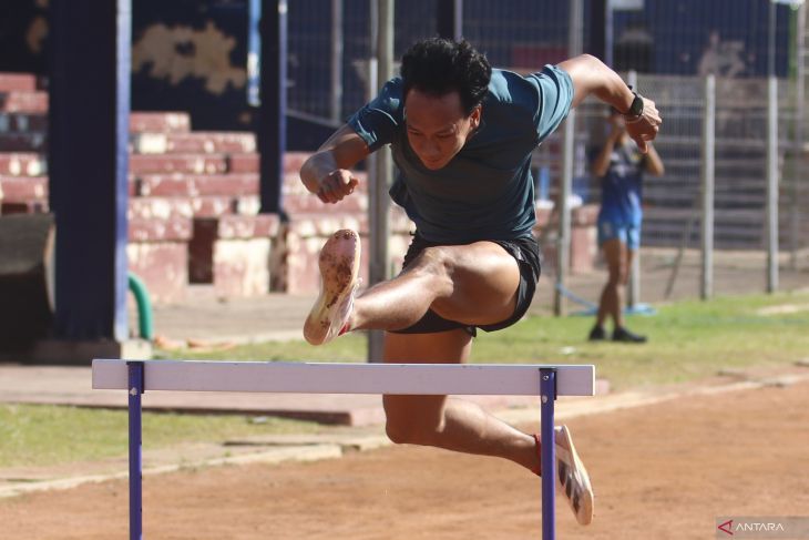 Latihan atlet lari gawang menjelang PON