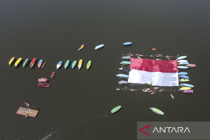 Pembentangan bendera Merah Putih raksasa di Situ Lengkong Panjalu