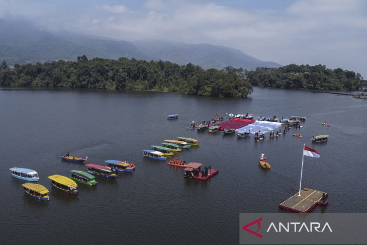 Pembentangan bendera Merah Putih raksasa di Situ Lengkong Panjalu