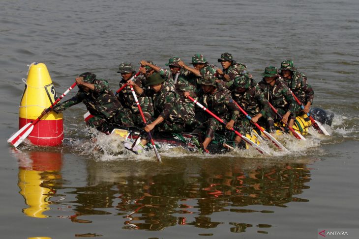 Lomba dayung perahu karet Korps Marinir