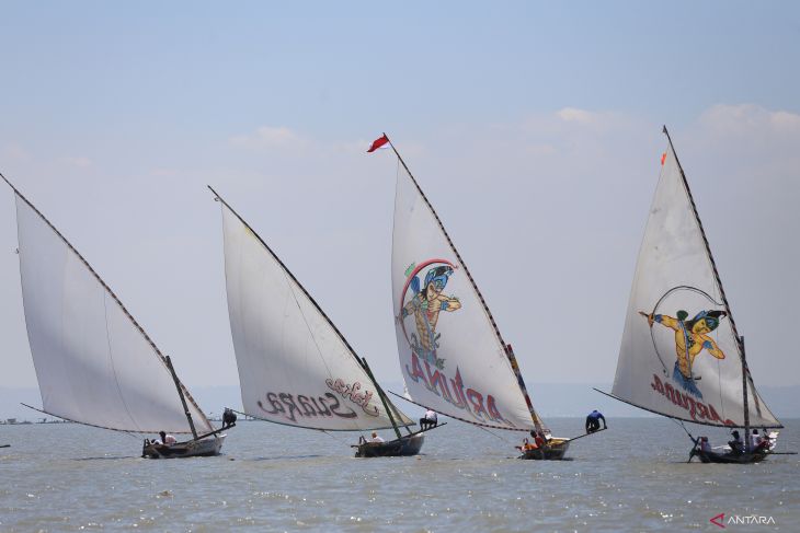 Lomba balap perahu layar tradisional di Surabaya