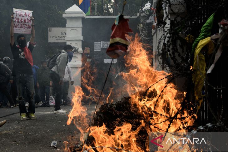 Aksi kawal putusan MK di Bandung