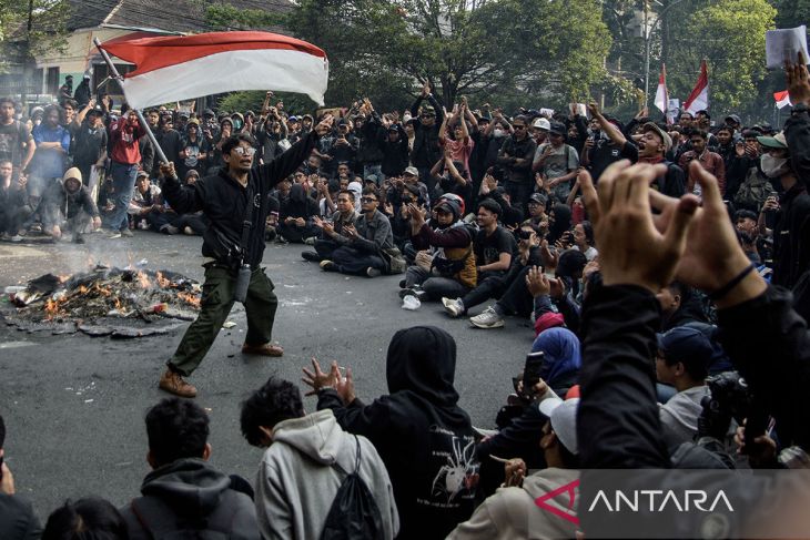 Aksi kawal putusan MK di Bandung