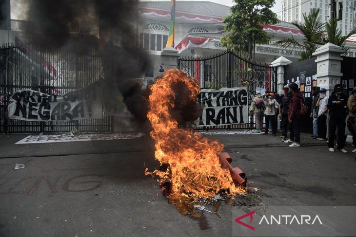 Aksi kawal putusan MK di Bandung