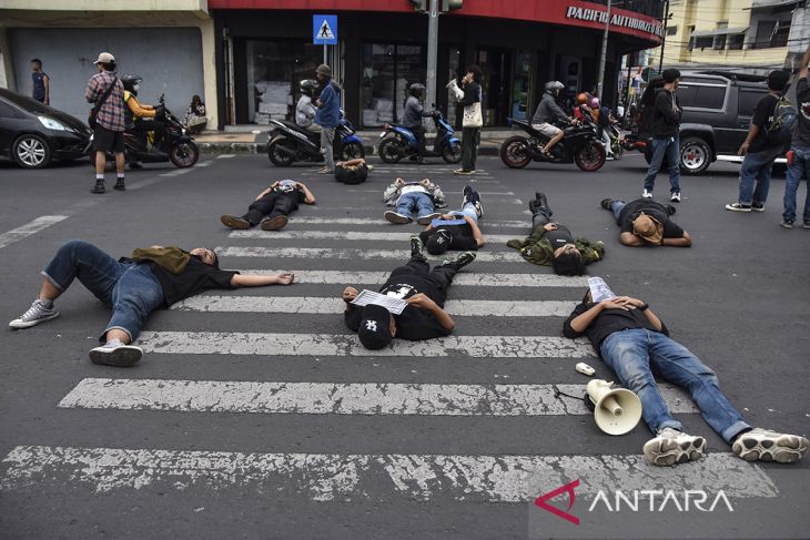 Aksi tidur terlentang di Jalan Tasikmalaya