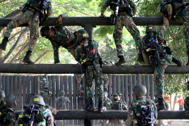 Lomba ketangkasan halang rintang prajurit Korps Marinir