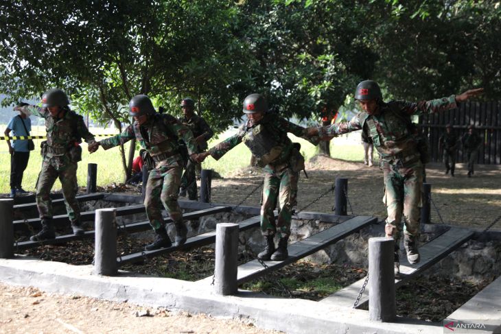 Lomba ketangkasan halang rintang prajurit Korps Marinir