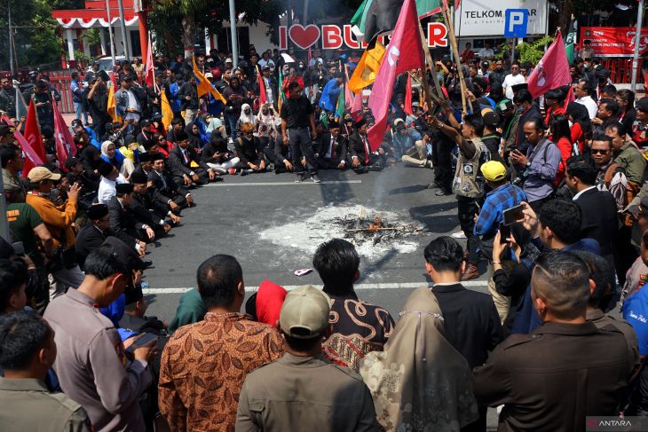 Aksi mahasiswa kawal putusan MK di Blitar