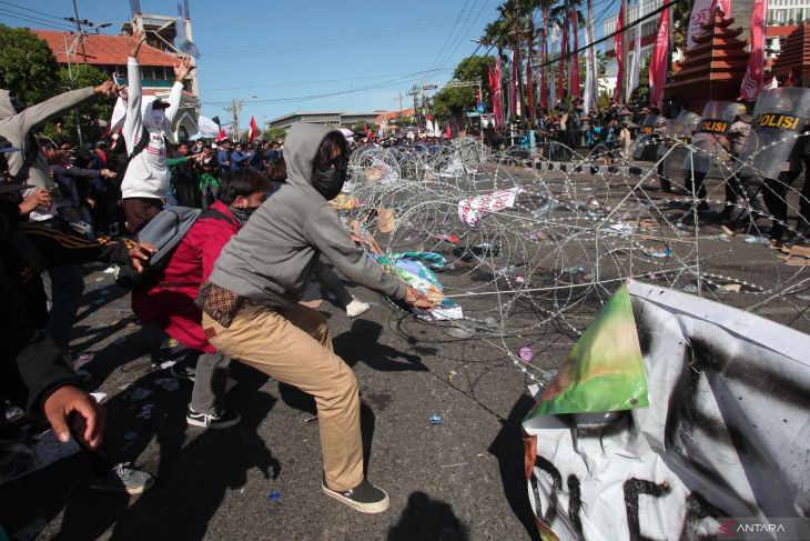 Unjuk rasa kawal putusan MK di Surabaya