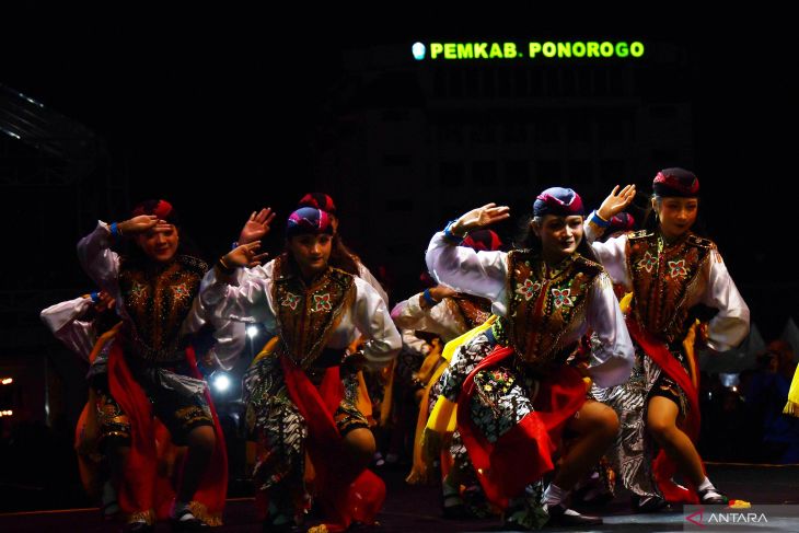 Pentas seni Serenade Langit Tembaga di Ponorogo