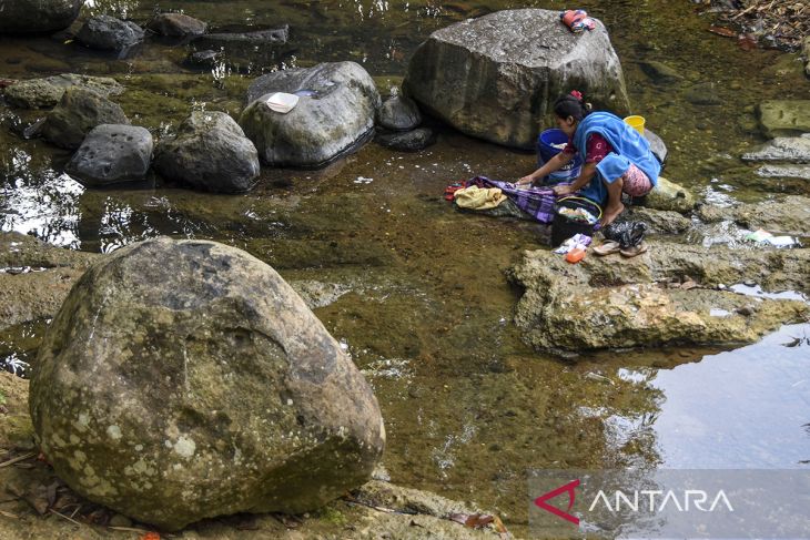 Warga manfaatkan air sungai di musim kemarau