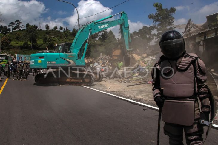 Penertiban lapak PKL dan bangunan liar di Puncak Bogor