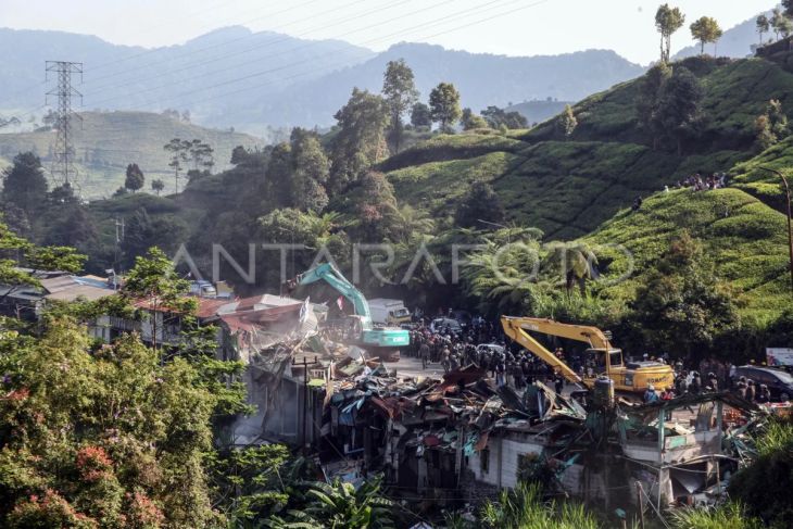 Penertiban lapak PKL dan bangunan liar di Puncak Bogor