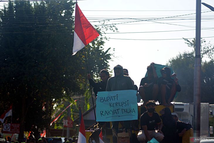 Unjuk rasa dugaan kasus gratifikasi di Situbondo