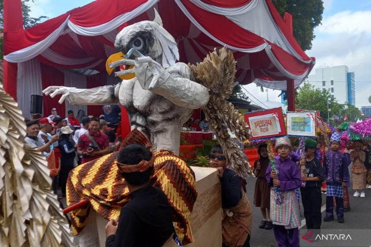 Warna-warni pawai karnaval budaya di Babel dalam memeriahkan HUT Ke-79 RI