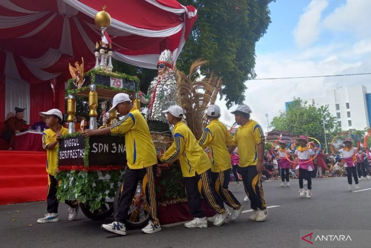 Warna-warni pawai karnaval budaya di Babel dalam memeriahkan HUT Ke-79 RI