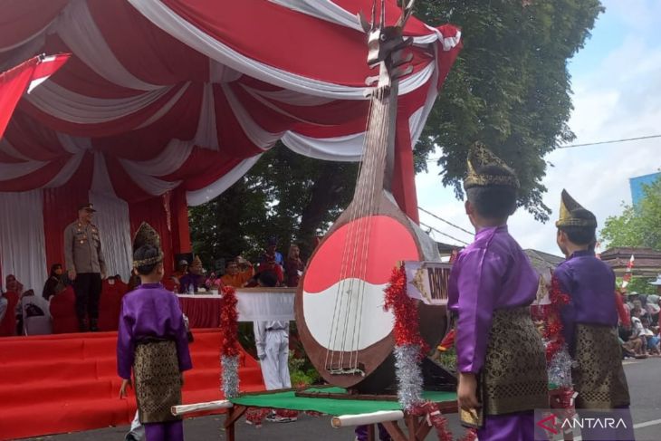 Warna-warni pawai karnaval budaya di Babel dalam memeriahkan HUT Ke-79 RI