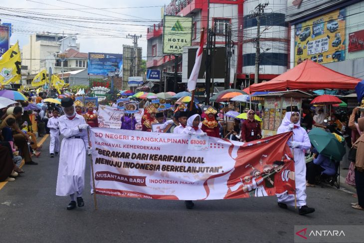 Warna-warni pawai karnaval budaya di Babel dalam memeriahkan HUT Ke-79 RI