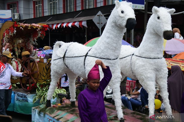 Warna-warni pawai karnaval budaya di Babel dalam memeriahkan HUT Ke-79 RI