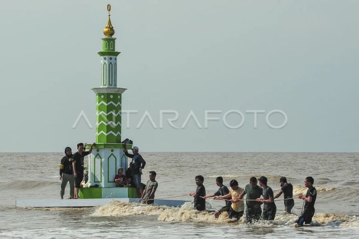 Pemindahan menara adat jelang mandi safar