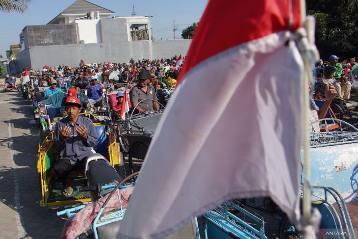 Pembagian sembako tukang becak di Jombang