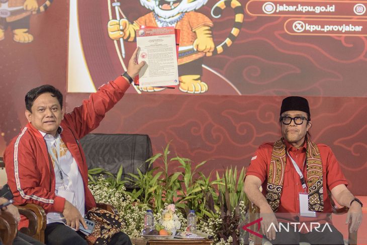 PDIP daftarkan Jeje Wiradinata-Ronal Surapradja ke KPU Jawa Barat