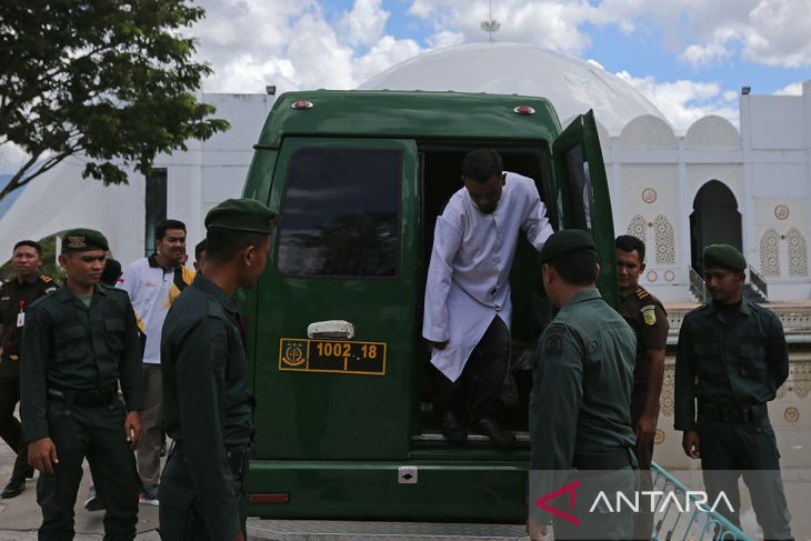 FOTO - Terpidana judi online dicambuk di Aceh Besar