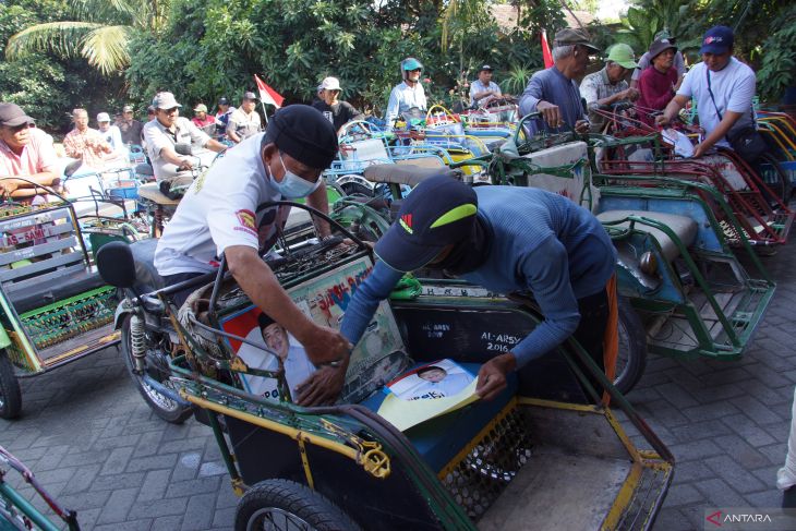 Pembagian sembako tukang becak di Jombang