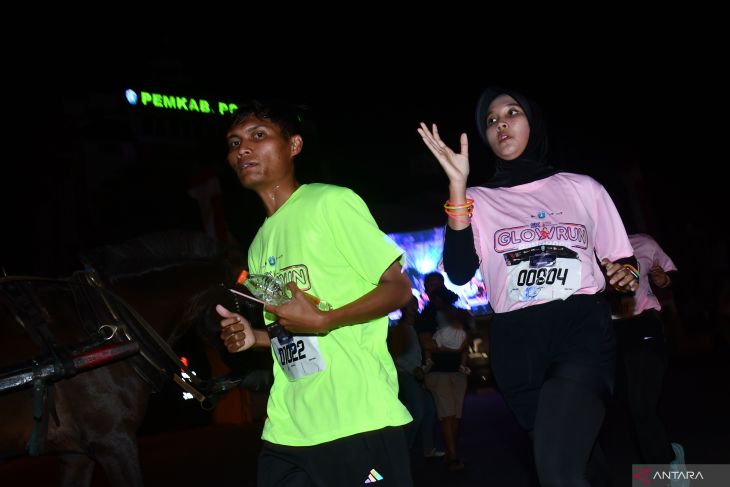 Lomba lari Glow Run di Ponorogo