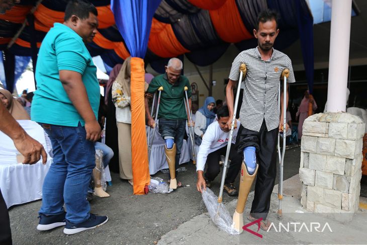 FOTO - Bantuan kaki palsu untuk penyandang disabilitas di Aceh