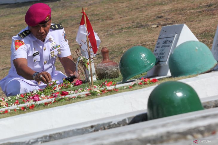 Ziarah makam pahlawan di Surabaya