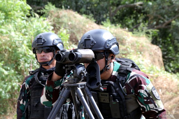 Persiapan penembakan meriam Super Garuda Shield