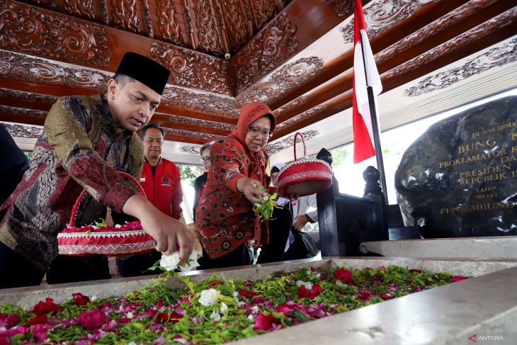 Kunjungan pasangan Bacagub Jatim Risma-Gus Han di Blitar