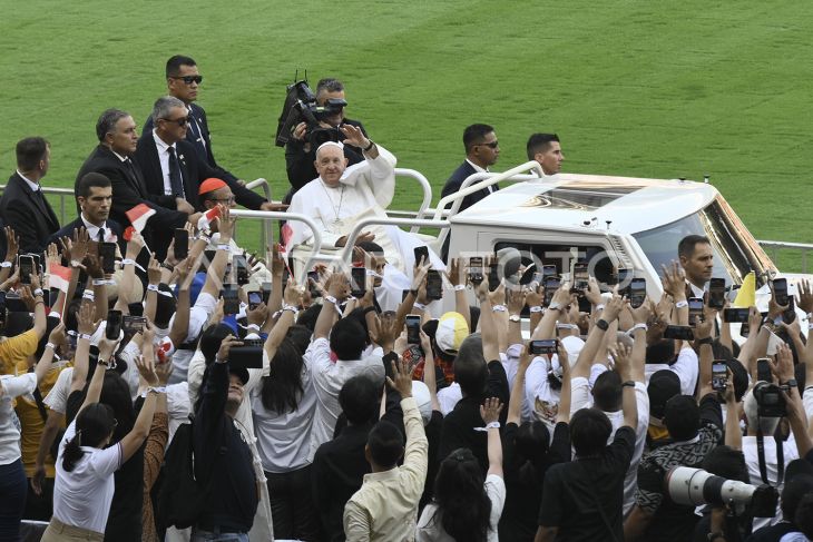 Paus Fransiskus pimpin misa akbar di GBK